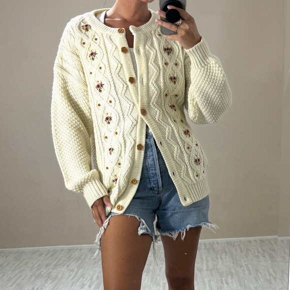Woodward’s Vintage Oversized Wooden Button Cardigan - Picture 4 of 11